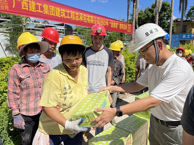（修圖）陸烜為工人發(fā)放清涼慰問(wèn)品。容芝雅 攝.jpg